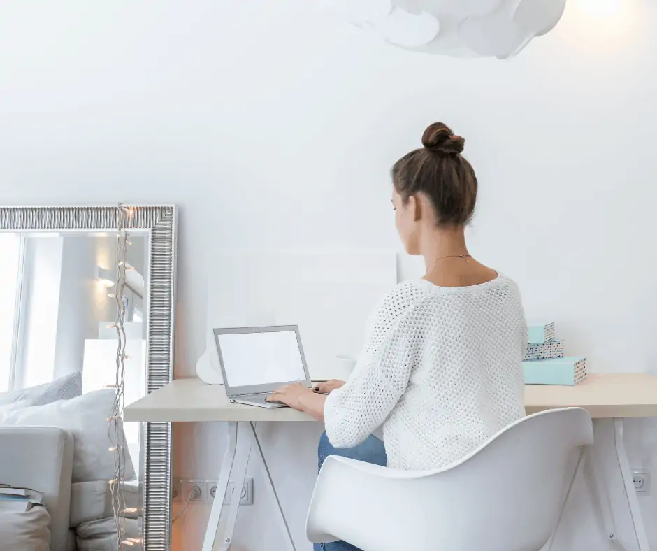 woman on her desk wondering how to make 100 dollars a day.