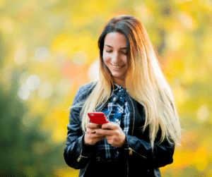 woman using android apps to make money.