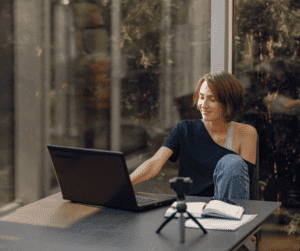 WOMAN AMATEUR BLOGGER